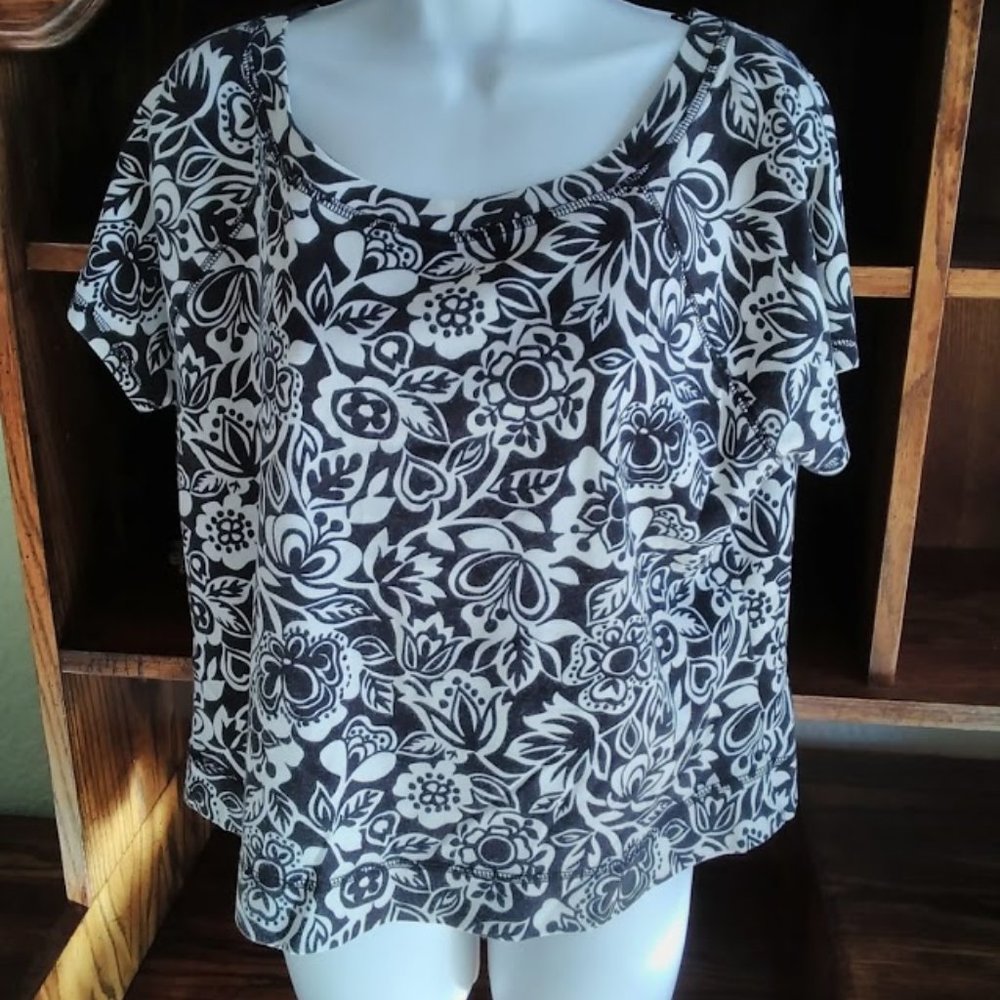 Black & White Tropical/Floral Tee Shirt - PXL